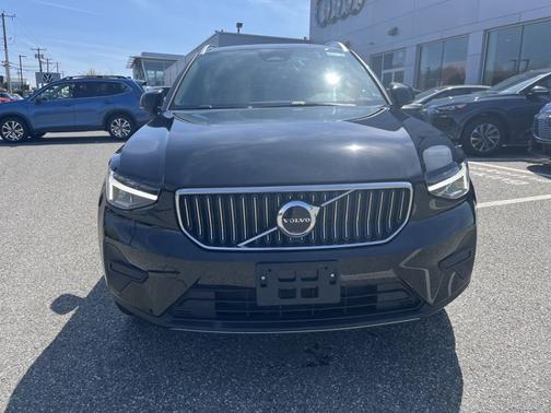 2025 Volvo XC40 Core Bright Theme