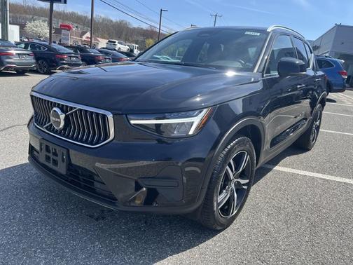 2025 Volvo XC40 Core Bright Theme