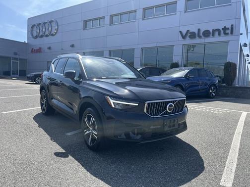 2025 Volvo XC40 Core Bright Theme