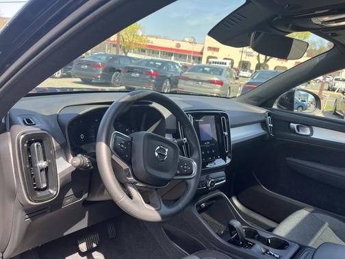 2025 Volvo XC40 Core Bright Theme