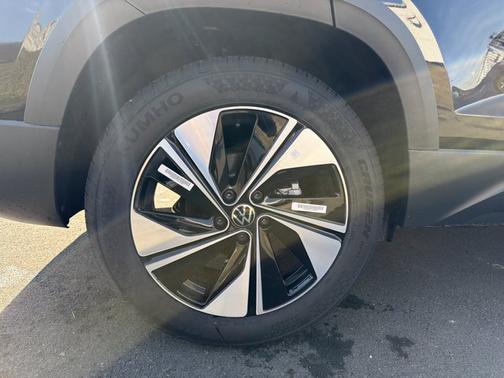 Deep Black Pearl 2026 Volkswagen Taos SE