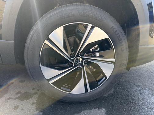Deep Black Pearl 2026 Volkswagen Taos SE