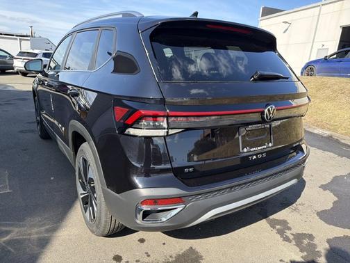 Deep Black Pearl 2026 Volkswagen Taos SE