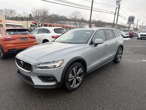 2025 Volvo V60 Cross Country Plus