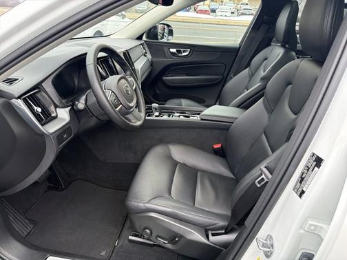 2025 Volvo XC60 Core