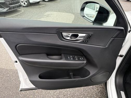 2025 Volvo XC60 Core