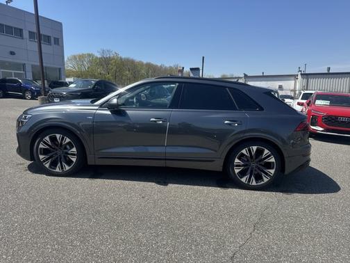 Daytona Gray Pearl Effect 2026 Audi Q8 Premium Plus