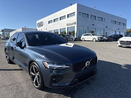 2024 Volvo S60 Core Dark Theme