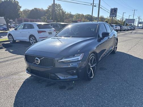 2024 Volvo S60 Core Dark Theme