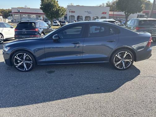 2024 Volvo S60 Core Dark Theme