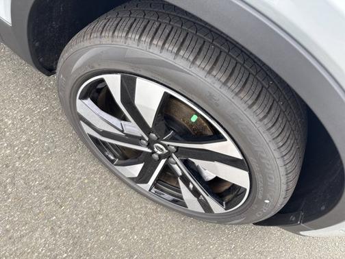 2025 Volvo XC40 Ultra Bright Theme