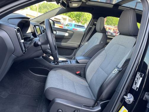 2025 Volvo XC40 Core Bright Theme