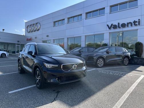 2025 Volvo XC40 Core Bright Theme