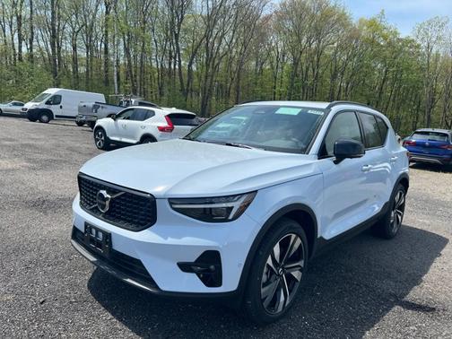2025 Volvo XC40 Plus Dark Theme