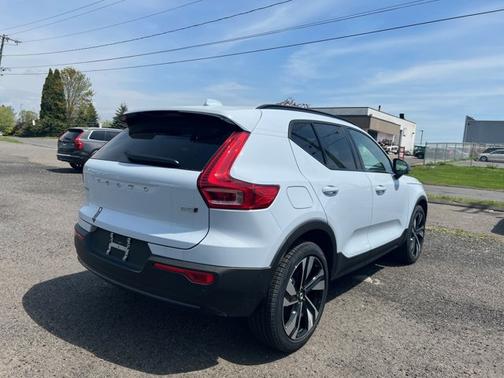 2025 Volvo XC40 Plus Dark Theme