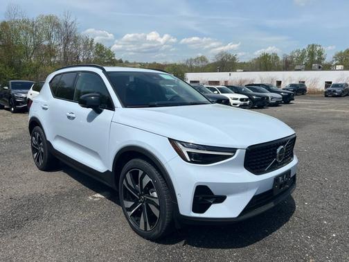 2025 Volvo XC40 Plus Dark Theme