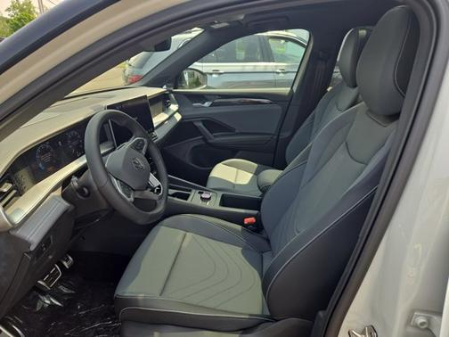 2025 Volkswagen Tiguan SE R-Line Black