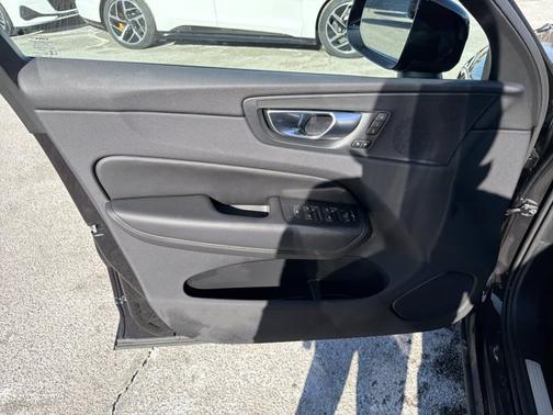 2025 Volvo XC60 Core