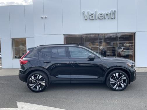 2025 Volvo XC40 Plus Dark Theme