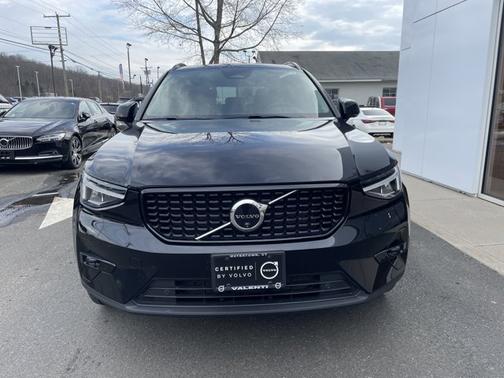 2025 Volvo XC40 Plus Dark Theme