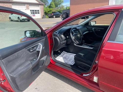 Cayenne Red Metallic 2014 Nissan Altima 2.5 SV