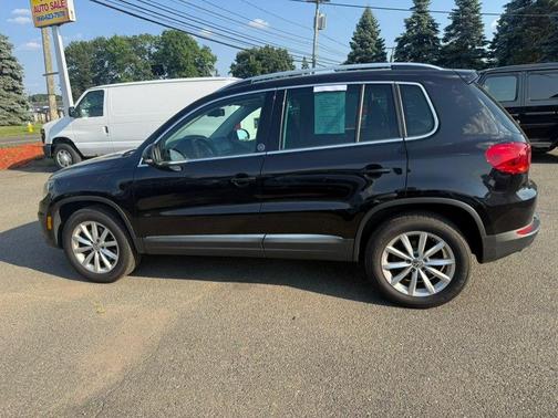 Deep Black Pearl 2017 Volkswagen Tiguan 2.0T Wolfsburg Edition