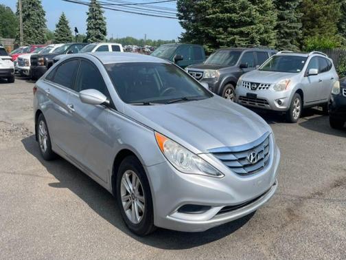 Radiant Silver Metallic 2013 Hyundai SONATA GLS