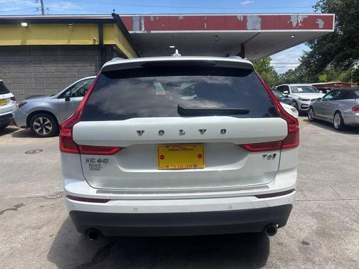 White 2018 Volvo XC60 T6 Momentum