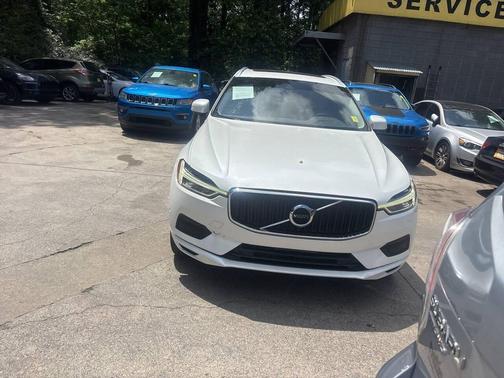 White 2018 Volvo XC60 T6 Momentum