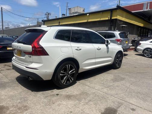 White 2018 Volvo XC60 T6 Momentum