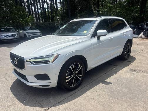 White 2018 Volvo XC60 T6 Momentum