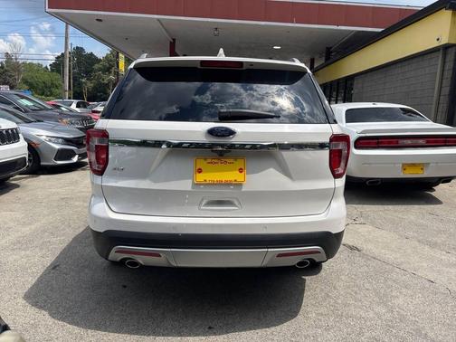 White 2017 Ford Explorer XLT