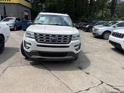 White 2017 Ford Explorer XLT