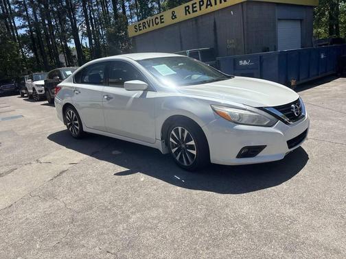 White 2017 Nissan Altima 2.5 SV