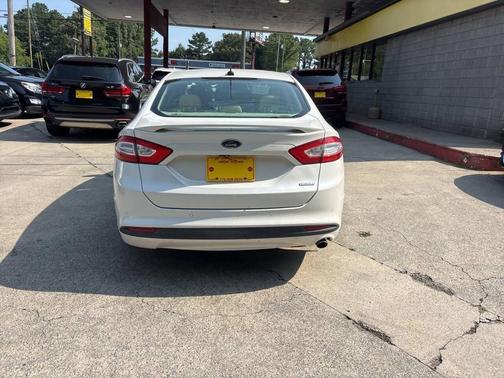 White 2014 Ford Fusion SE