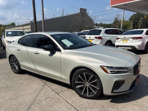 2021 Volvo S60 T5 Momentum