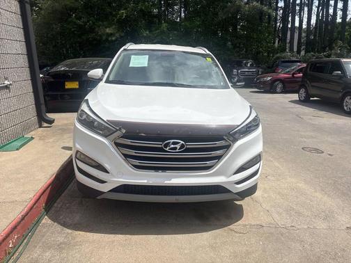 White 2017 Hyundai TUCSON Limited
