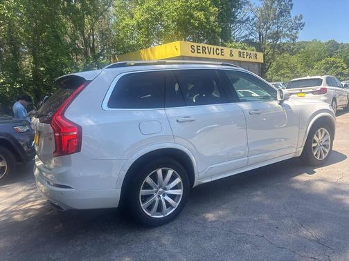White 2016 Volvo XC90 T6 Momentum