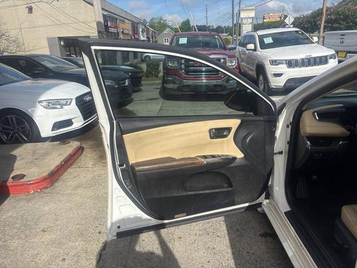 White 2015 Toyota Avalon XLE Premium