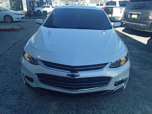 White 2018 Chevrolet Malibu LT