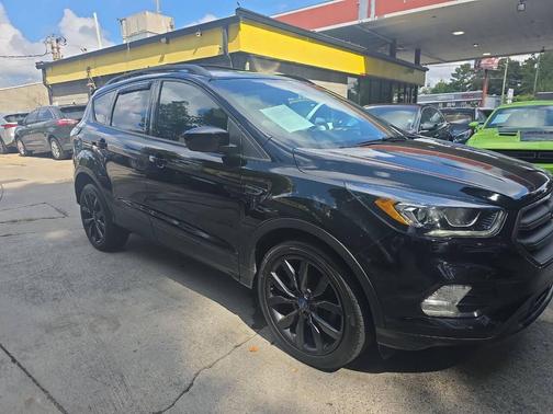 Black 2018 Ford Escape SE