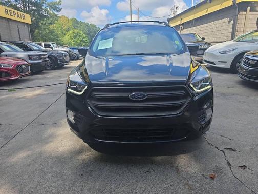 Black 2018 Ford Escape SE