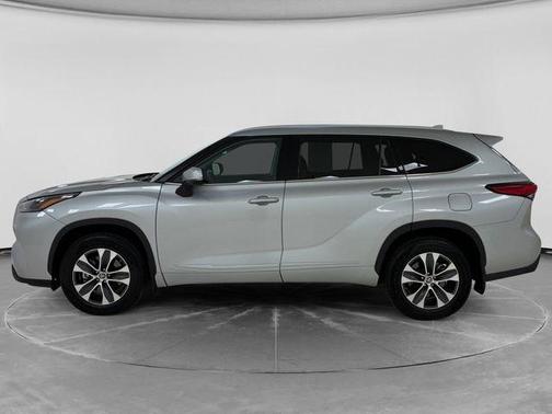 Celestial Silver Metallic 2022 Toyota Highlander Hybrid XLE