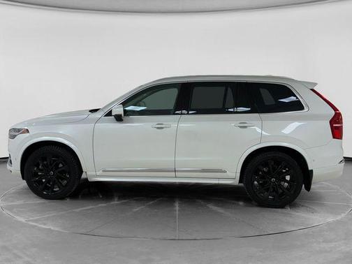 Crystal White Metallic 2023 Volvo XC90 B6 Plus 7-Seater