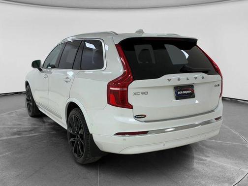 Crystal White Metallic 2023 Volvo XC90 B6 Plus 7-Seater