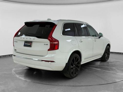 Crystal White Metallic 2023 Volvo XC90 B6 Plus 7-Seater