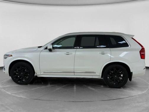 Crystal White Metallic 2023 Volvo XC90 B6 Plus 7-Seater