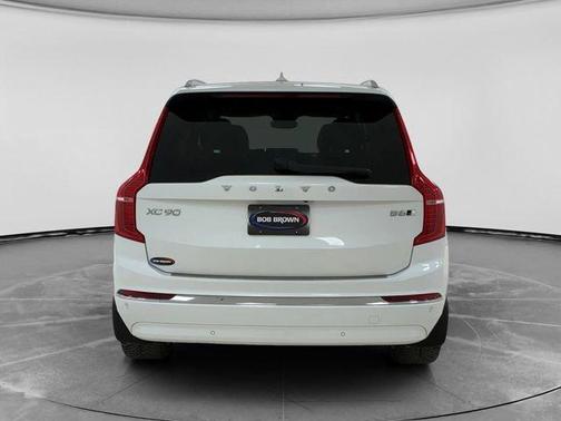Crystal White Metallic 2023 Volvo XC90 B6 Plus 7-Seater