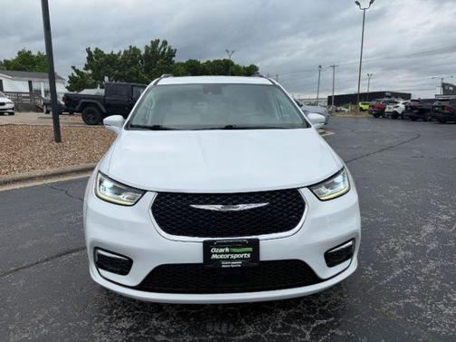 Bright White Clearcoat 2021 Chrysler Pacifica Touring L