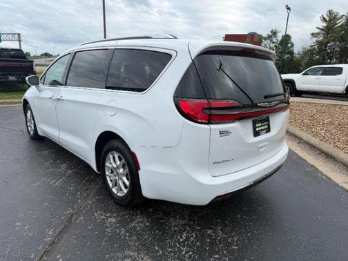 Bright White Clearcoat 2021 Chrysler Pacifica Touring L